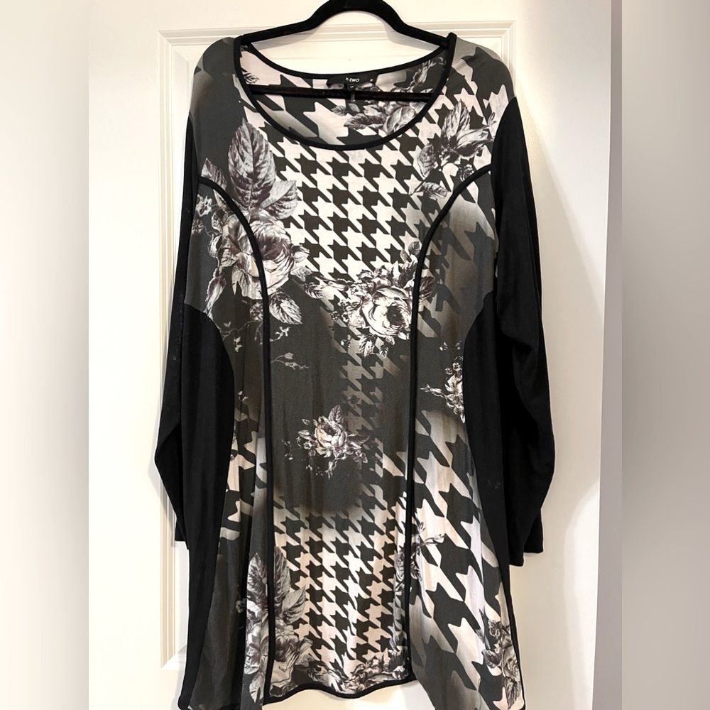 Trendy Tunic women’s top size 1X-2X with unique pattern